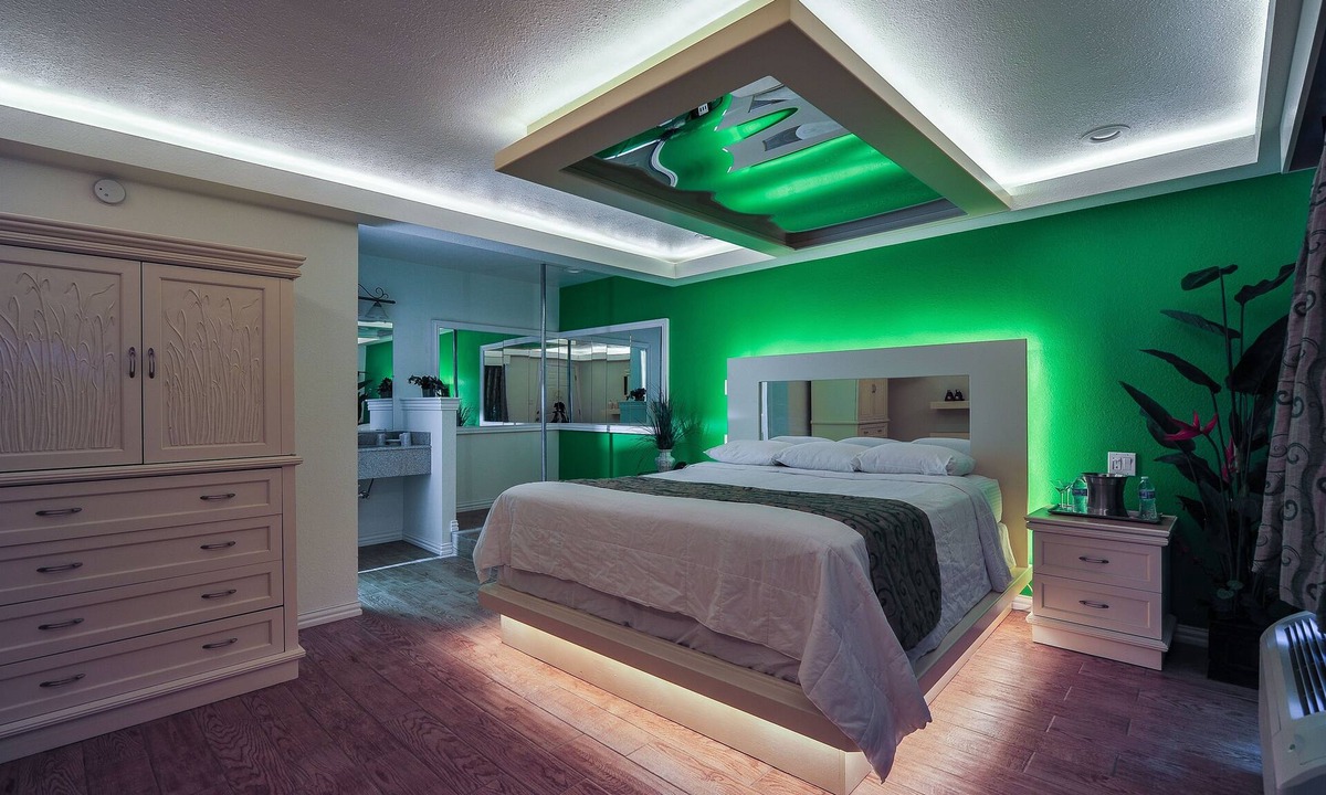 Dallas Hotel | Romantic Inn & Suites