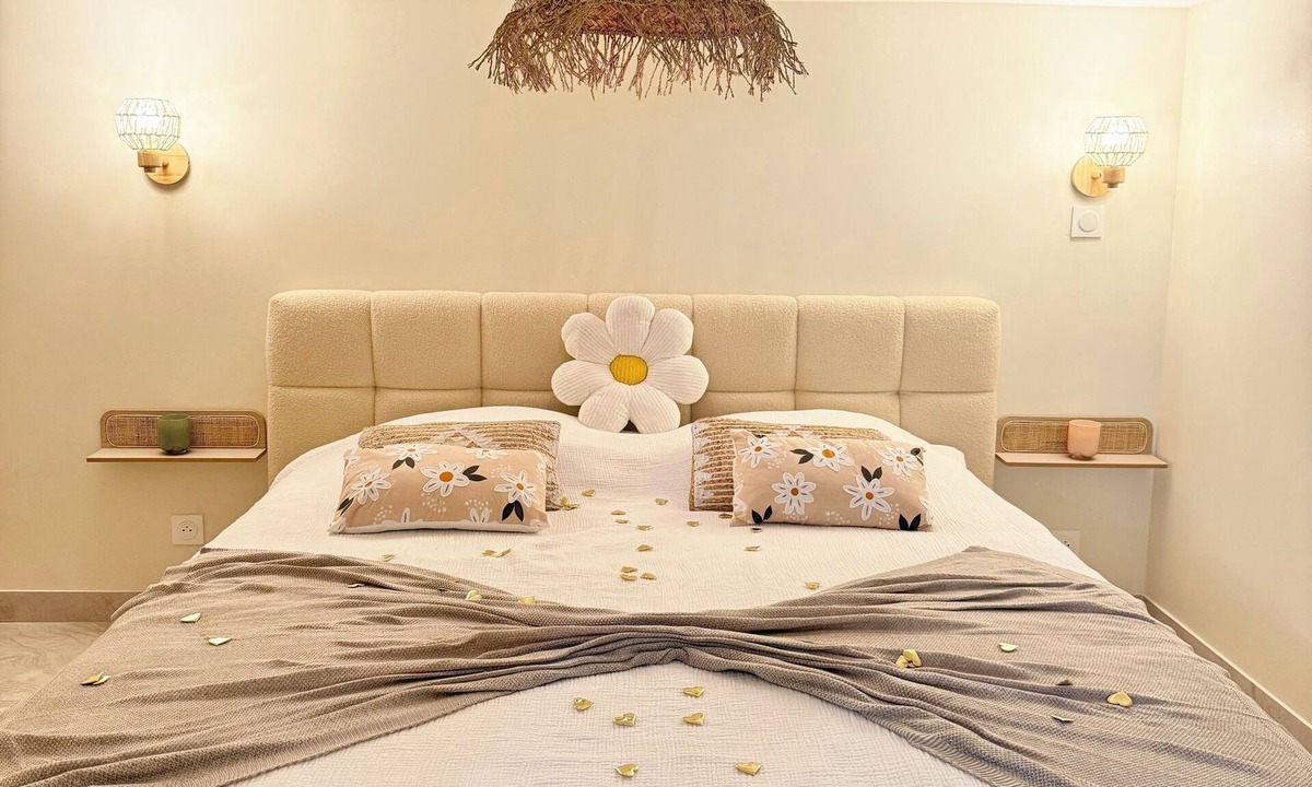 Tremblay-en-France Apartment | Romantic Jacuzzi & Cinema Suite - Casacocoonspa