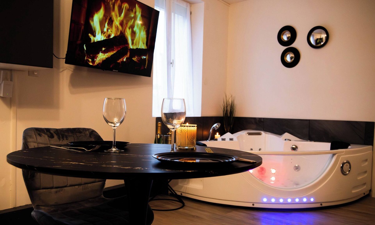 Moulins Apartment | Romantic Jacuzzi Suite