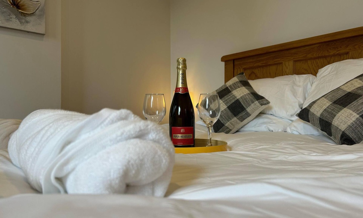 Farley Cabin | Romantic King Bed Countryside Couples Cabin