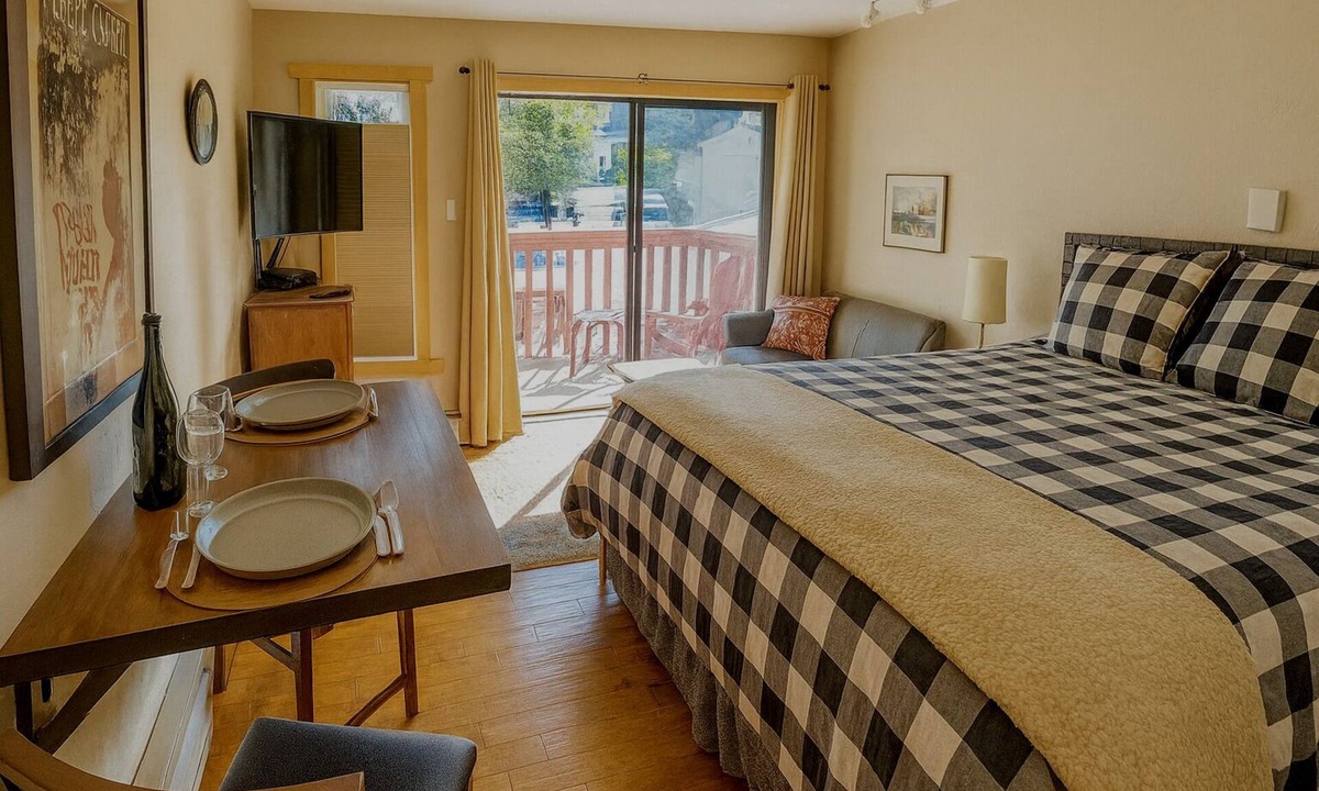 Four O'Clock Condo | Romantic King Bed Studio – Ski In, 200 Steps to Lift, Walk to Main Street