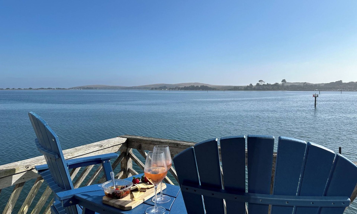 Old Town House | Romantic King Bed Studio ~ STUNNING VIEWS Bodega Bay - Perched over the water!