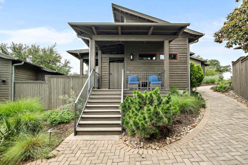 Spicewood House | Romantic Lake Cabin - 1BR - Pickleball - BBQ
