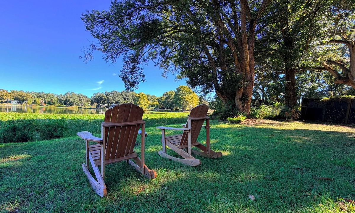 Orlando Cottage | Romantic Lakefront Getaway with Balcony near Downtown Orlando