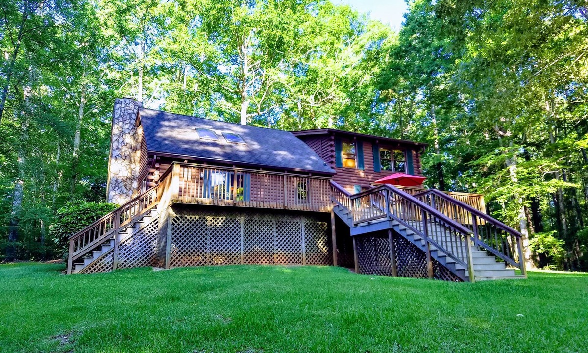 Eatonton House | Romantic Lakefront Log Home in Lake Oconee