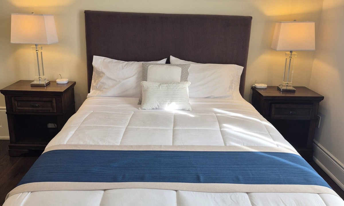 Niagara Falls Bed & Breakfast | Romantic Lakeside Cozy Queen Suite Free Breakfast