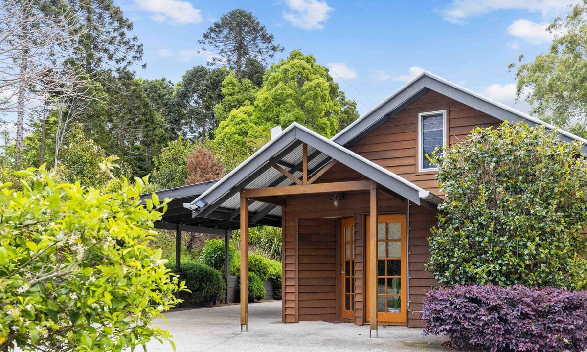 Witta Cottage | Romantic Lakeview & Breakfast Special!