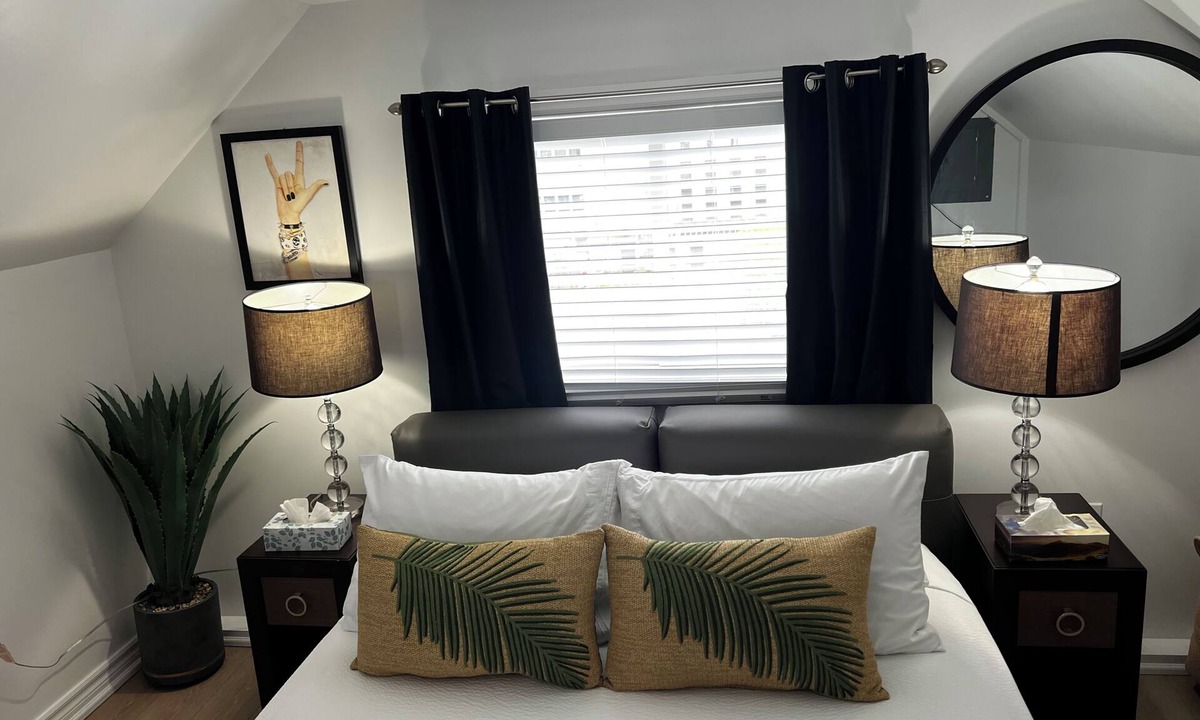 Downtown Apartment | ROMANTIC LOFT NEAR NIAGARA FALLS, WINERIES | FREE PARKING | WI-FI & NETFLIX