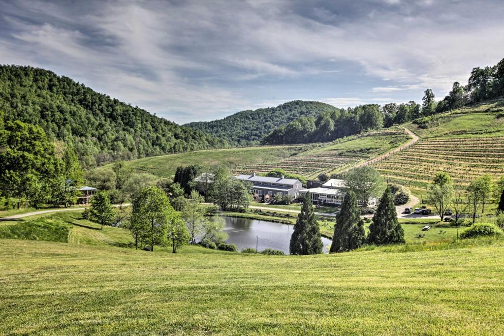 Faber House | Romantic Log Cabin Escape on Delfosse Winery!