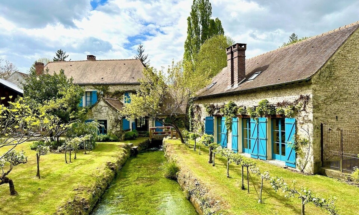 Mereville House | Romantic Mill for 20 guests 1 hr from Paris. Gym. Jacuzzi. Privacy, Art Retreats