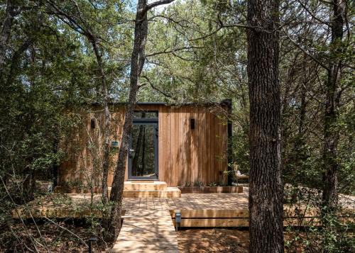 Bastrop House | Romantic Mirror Cabin Retreat by the Lake in the Enchanted Forests of Texas