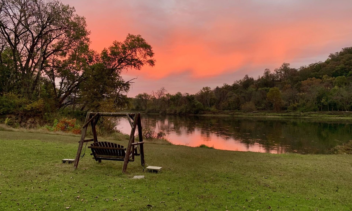 Norfork Cabin | Romantic Peaceful Getaway Cabin w/Hot Tub