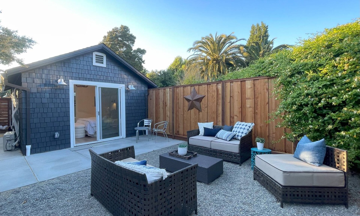 Strawberry Cottage | Romantic & Private Cottage for Two!