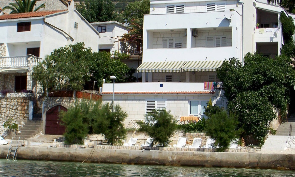Komarna Apartment | Romantic, quite, seafront apartment, sunbeds, barbecue, all by the sea. For 2p