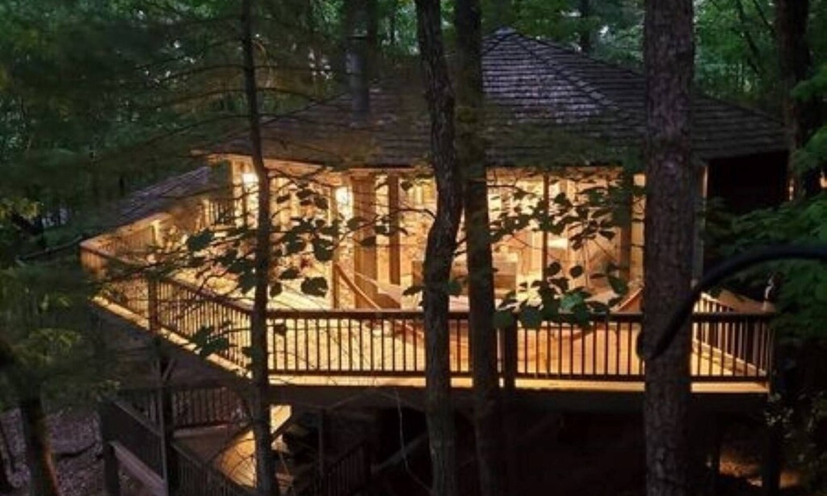 Big Canoe Cabin | Romantic Retreat in the Treetops of Big Canoe with Hot Tub & Stunning Views!