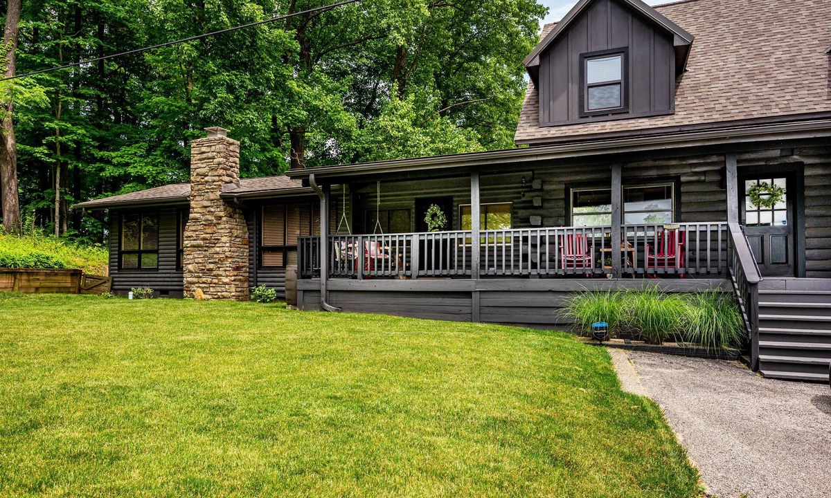 Helmsburg Cabin | Romantic Ridge Cabin | Hot Tub, Views & Near Nashville 1BR, 1BA
