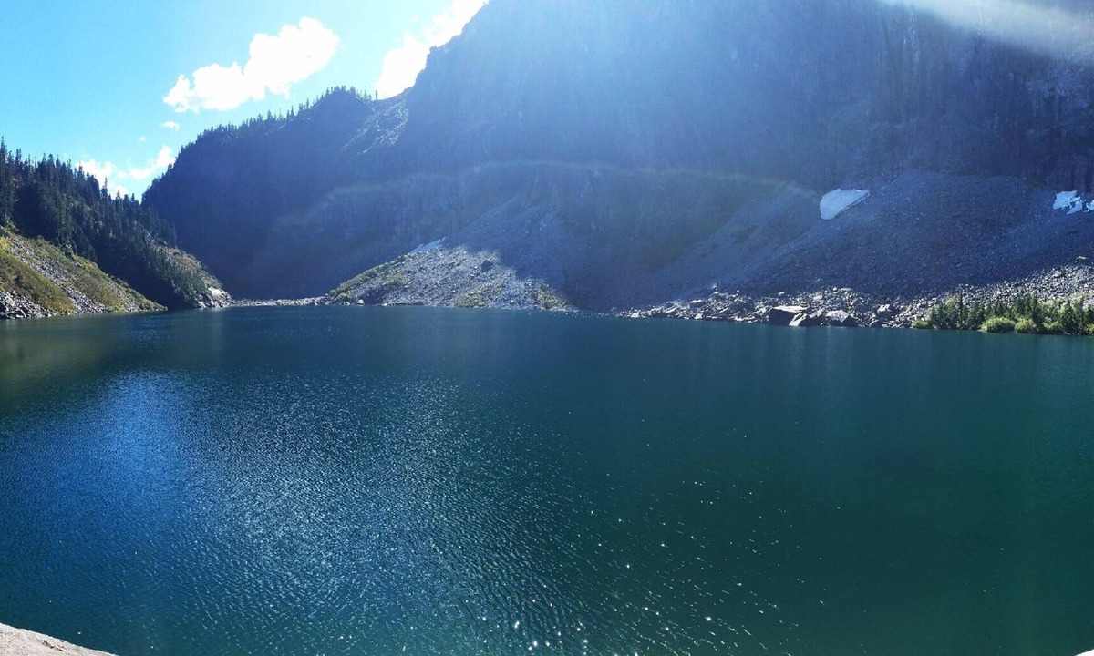 Gold Bar House | Romantic riverfront cottage with jacuzzi