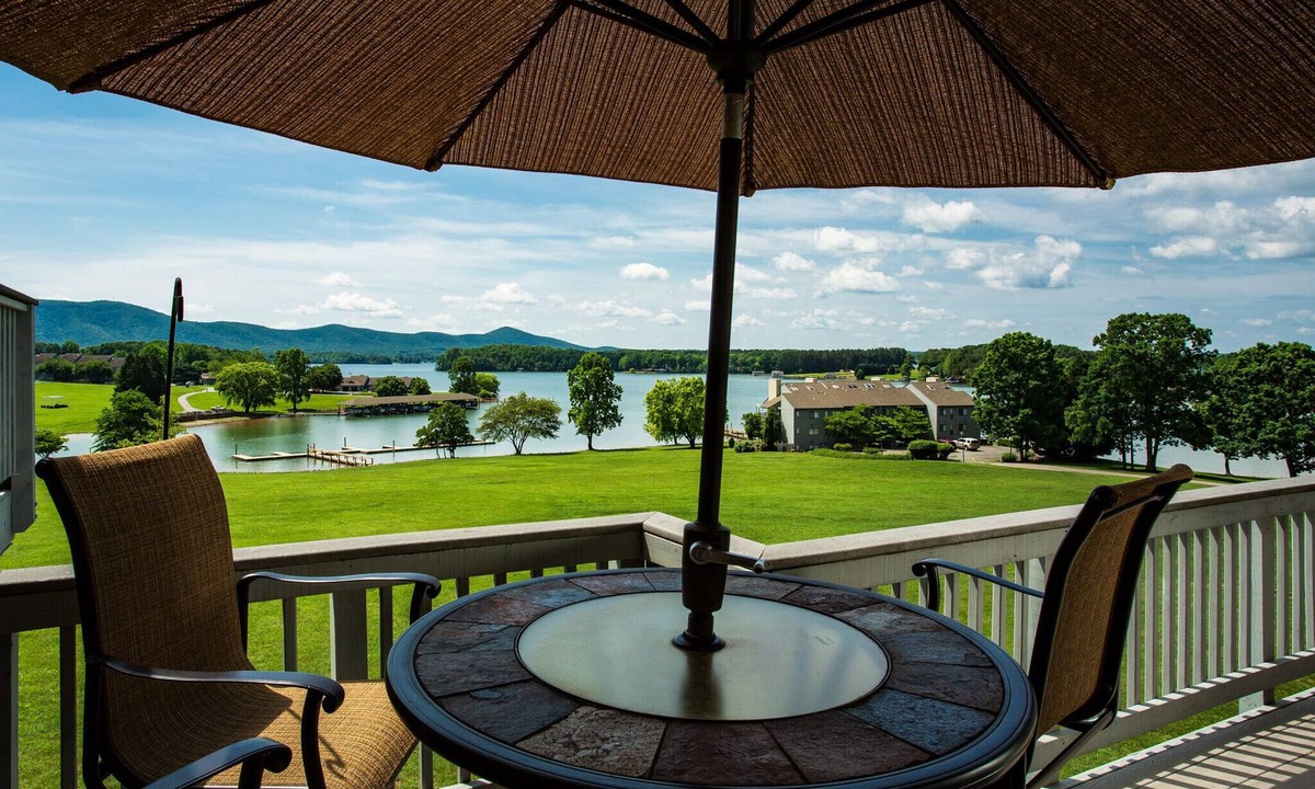 North Shore Condo | Romantic SML Penthouse, Bernard’s Landing. Smith Mountain Lake 3 Pools