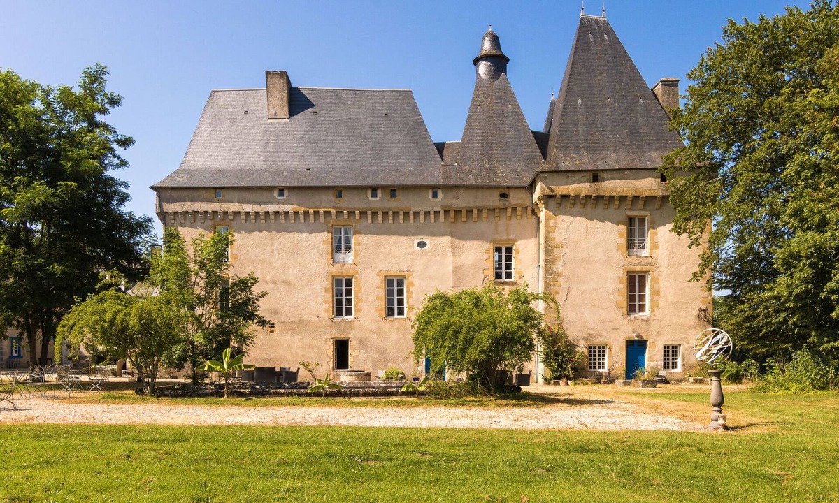 Chalais Apartment | Romantic stay in a medieval castle with pool