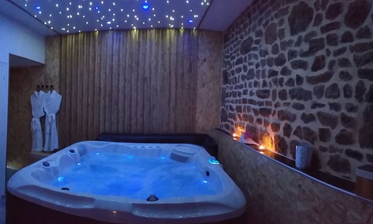 Lonlay-l'Abbaye House | Romantic suite and Jacuzzi Le Ptit Spa de l'Abbaye