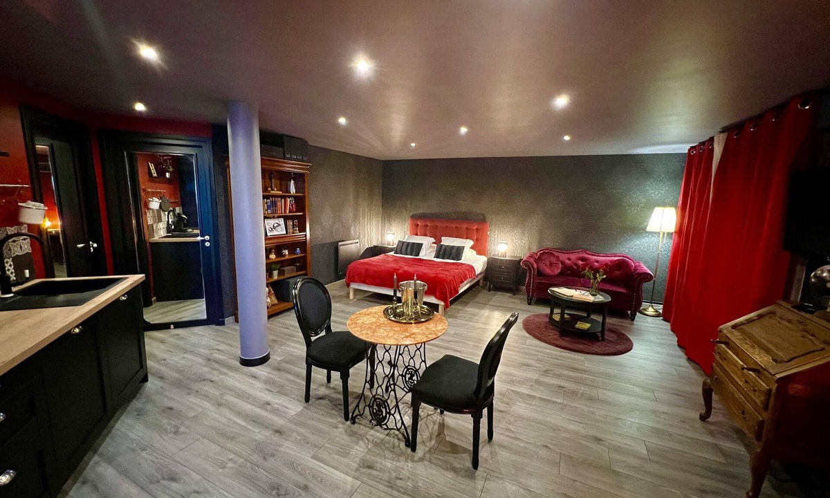 Calais City Center Apartment | Romantic suite with escape game