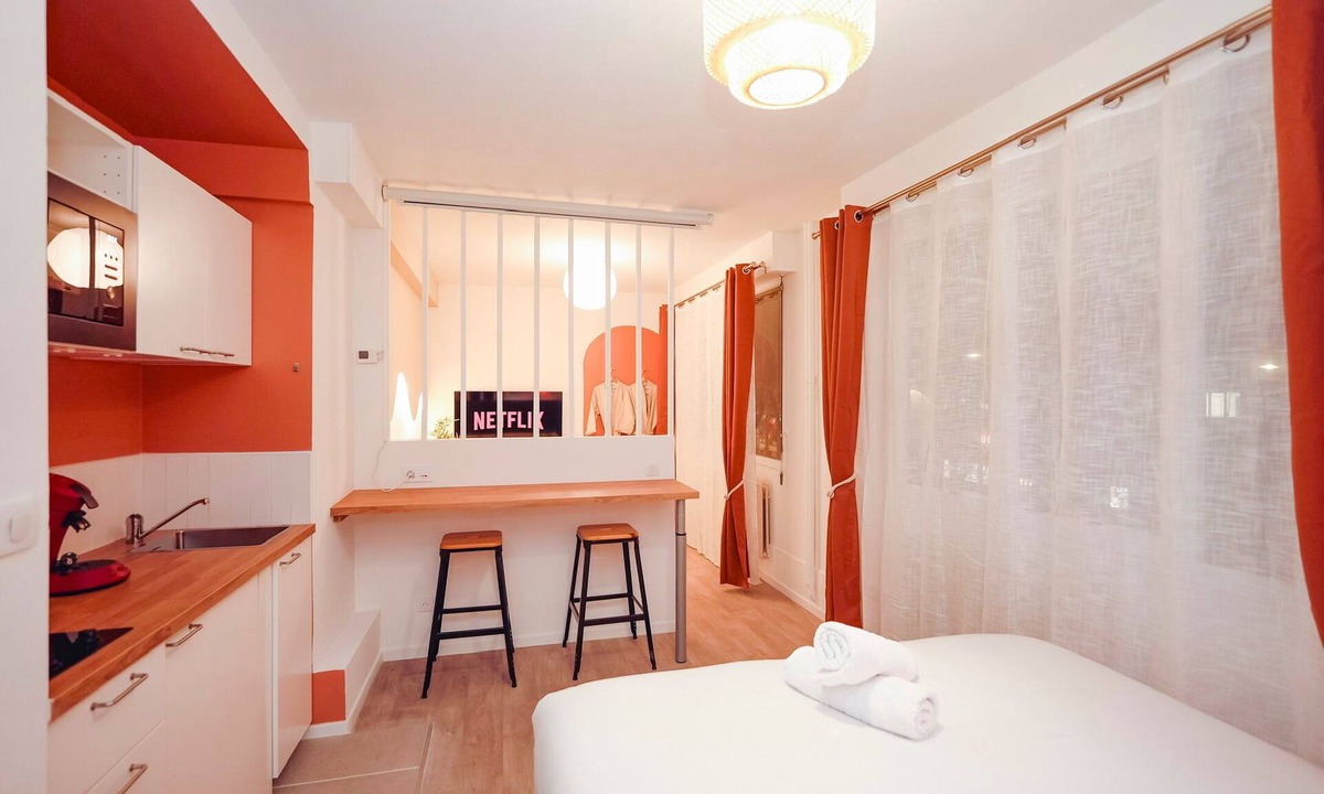 Republique Apartment | Romantic Suite with Spa & Private Parking