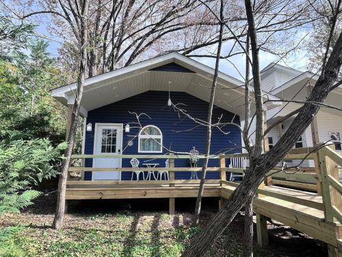 Cape Girardeau Resort | Romantic Tea Cottage with Deck and Nature