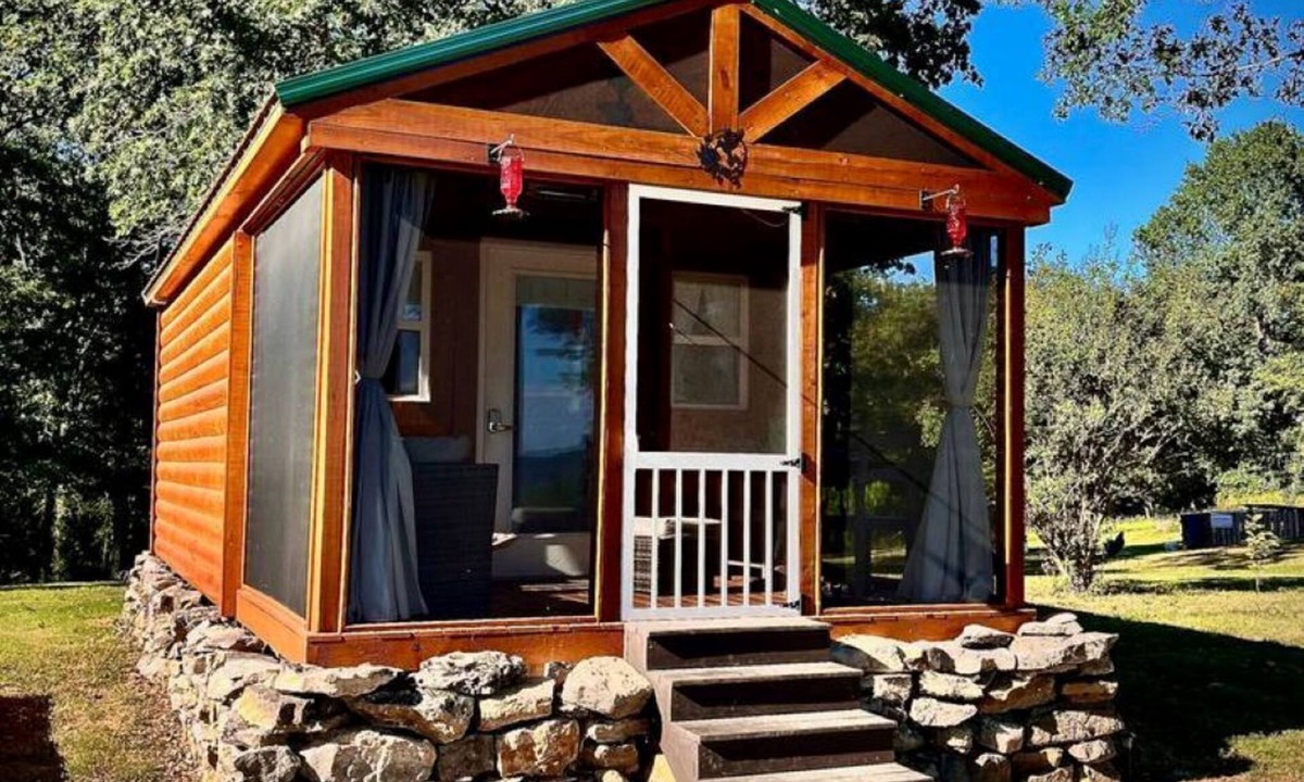 Chestnut Mound Cabin | Romantic Tiny Cabin Farm Stay with Jacuzzi Tub