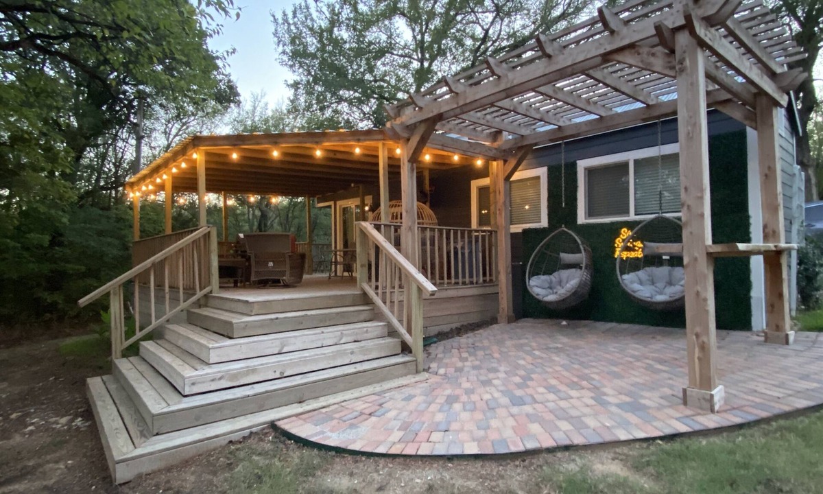 Kingston Cottage | Romantic Tiny Texoma Retreat w/Big Deck Energy