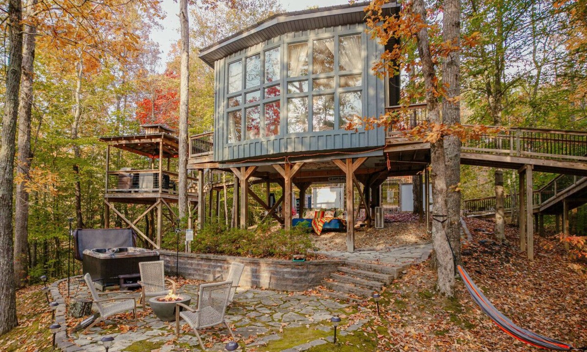 Baxter Cabin | Romantic Treehouse w/Sauna, Hot Tub, & Fire Pits!