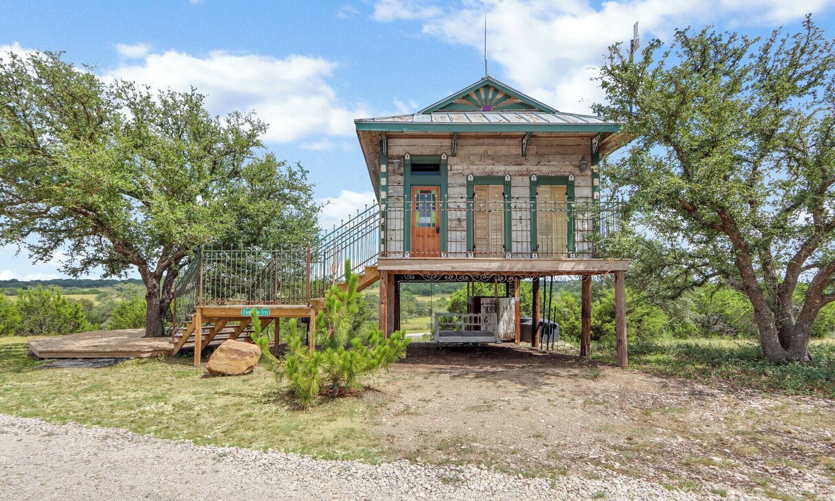 Lampasas Cabin | Romantic Treehouse Near Lake Buchanan