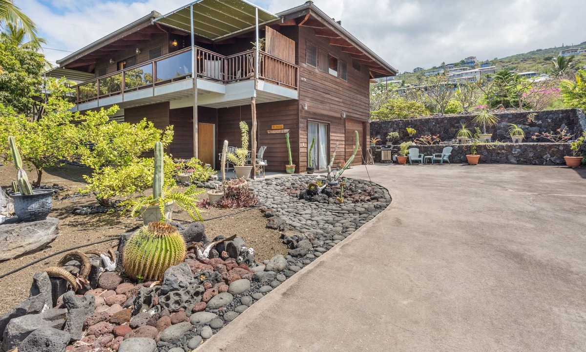 Kona Paradise House | Romantic Tropical Retreat, Walk 150 Yards to the Ocean!
