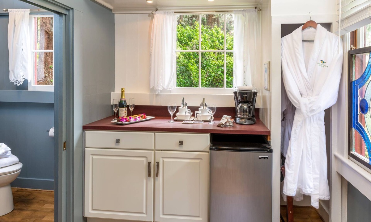 Volcano Cottage | Romantic Volcano Village Cottage