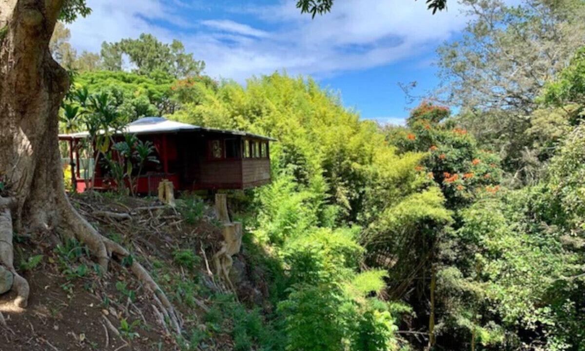 Kukuihaele House | Romantic waterfall cabin in the rain forest