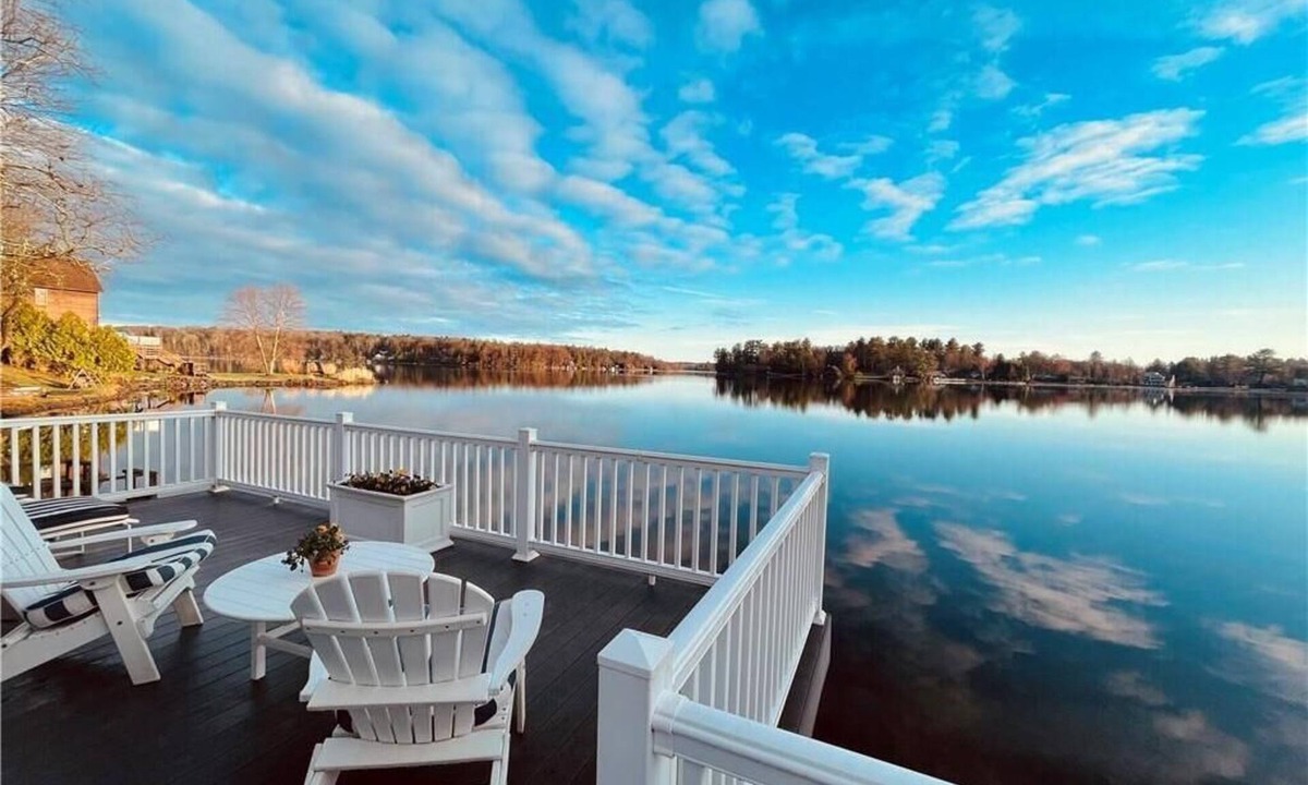 White Lake House | Romantic Waterfront Getaway with an optional MotorBoat