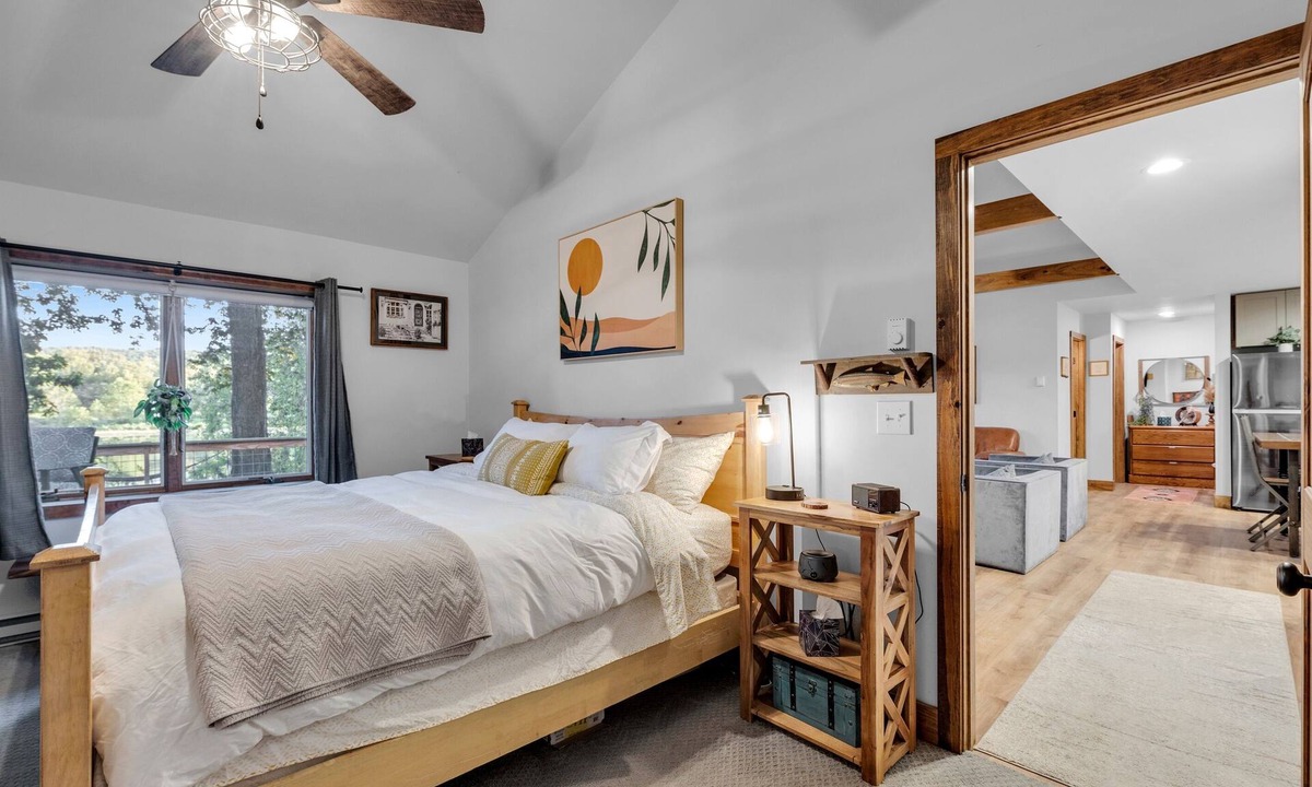 Matamoras Cabin | Romantic Waterfront Retreat