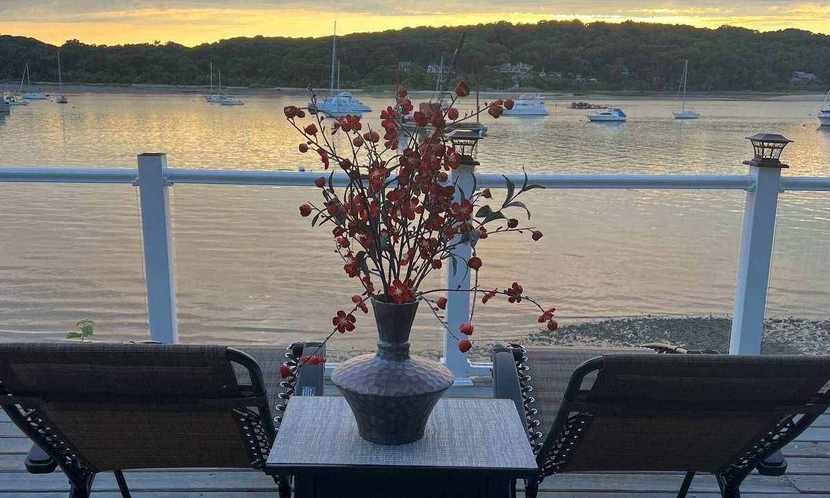 Northport Apartment | Romantic Waterfront Studio— 5 min from the Village Waterfront!!