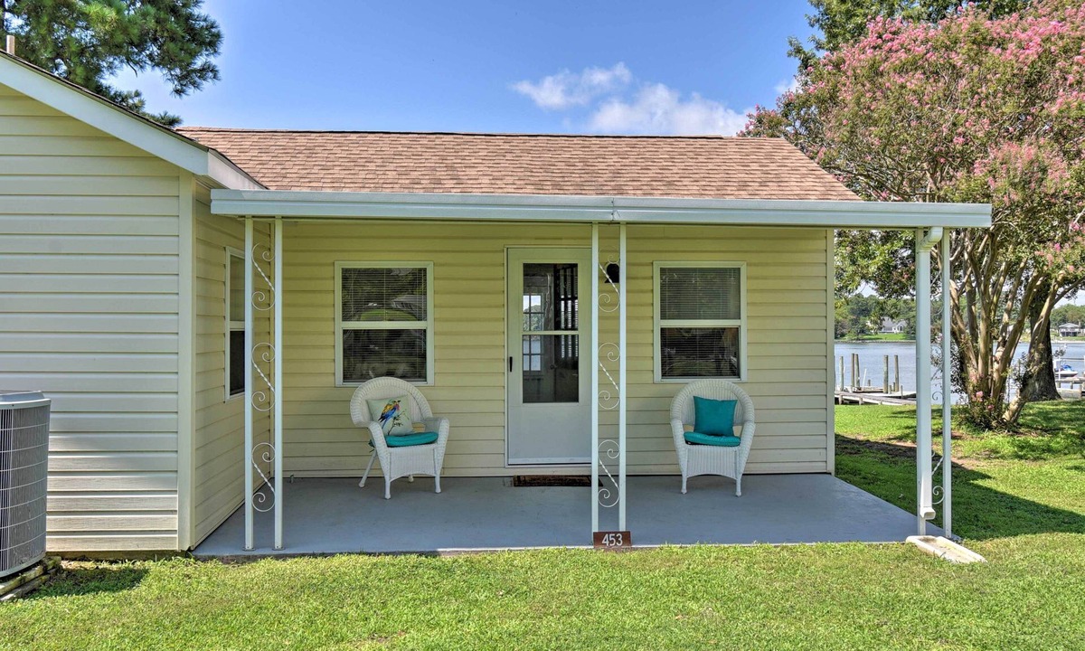 Deltaville Cottage | Romantic Waterfront Abode with Patio & Dock!