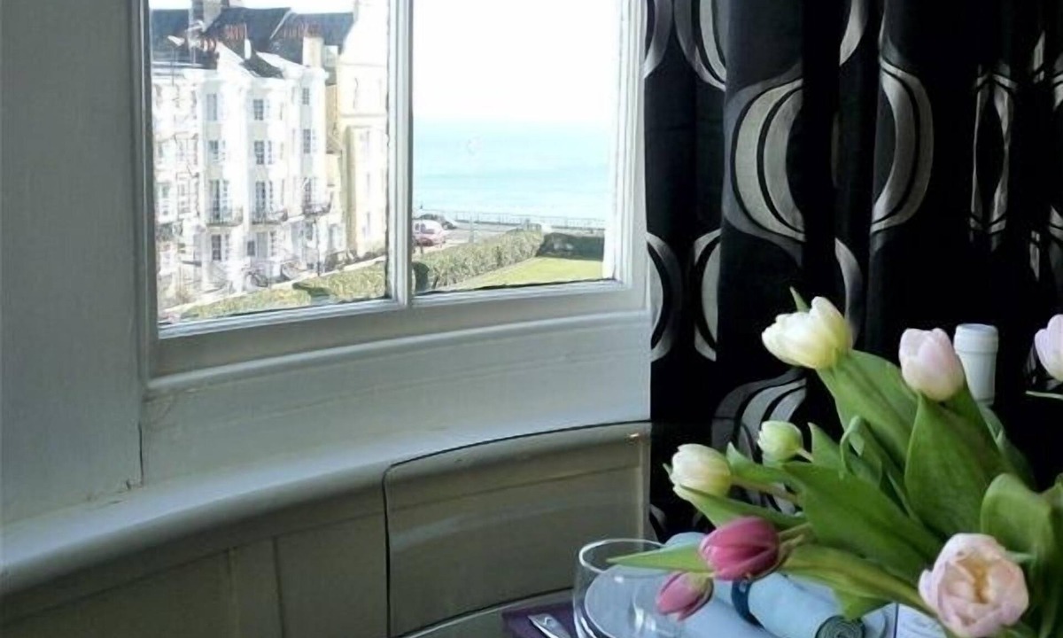 Kemptown Apartment | Romantic with Sea View Sleeps 2-4