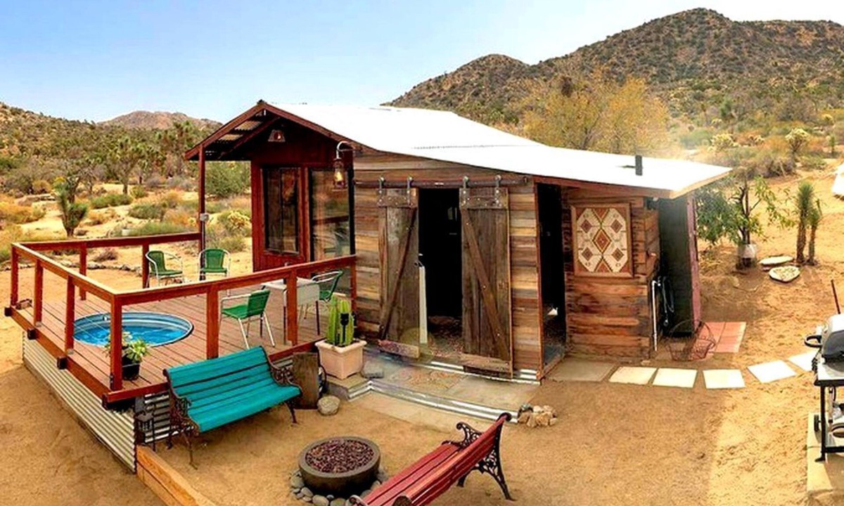 Yucca Valley House | Romantic Yucca Valley Cabin with Hot Tub
