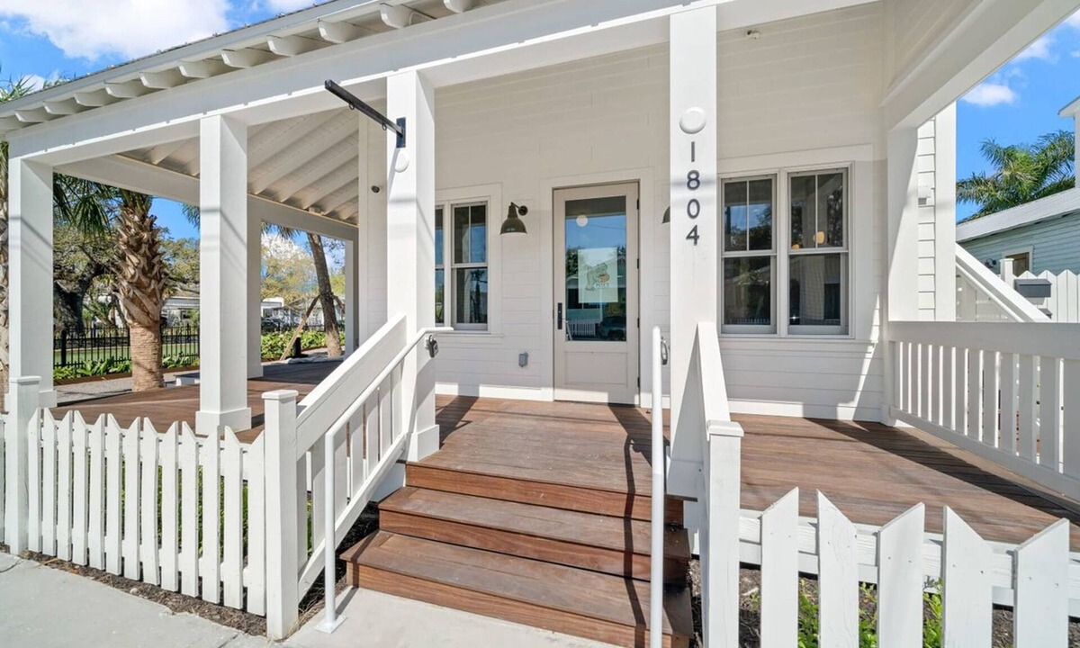 Historic Ybor Apartment | Romeo Julieta 2 Epic Studios Steps to 7th Ave