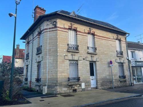 Lamorlaye Apartment | Romeo patricia