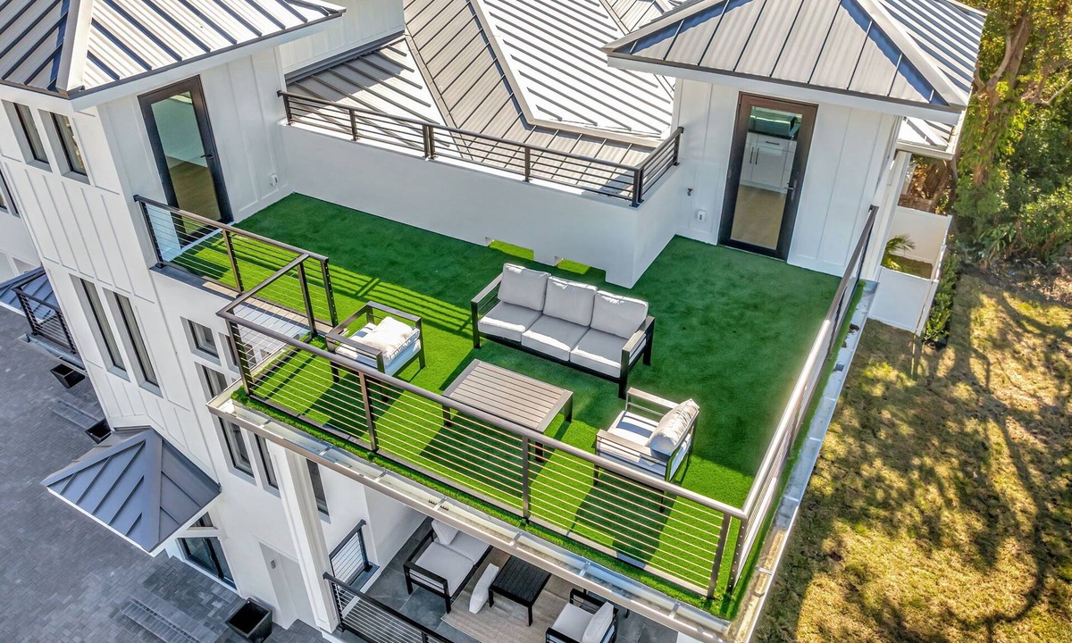 Dunedin House | Rooftop+Balcony/Elevator/Fenced Yard! Downtown Lux Townhome