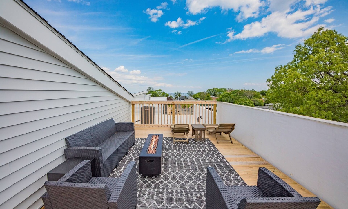 Issue Condo | Rooftop bay and river views