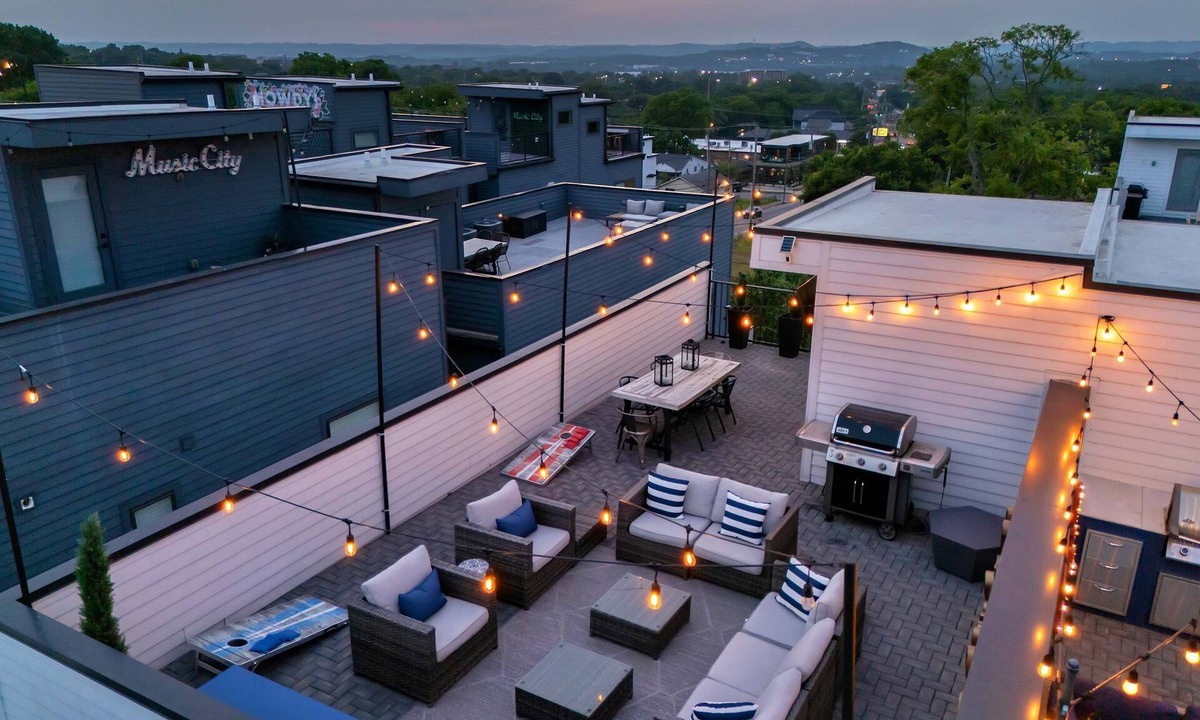 Nashville House | Rooftop Deck Shuffleboard BBQ Near Downtown