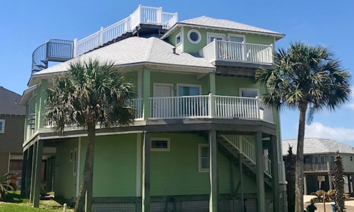 Sand Point House | Rooftop Deck, Views, Beach Walkover,Pet Friendly, Heated Community Pool LOCATION