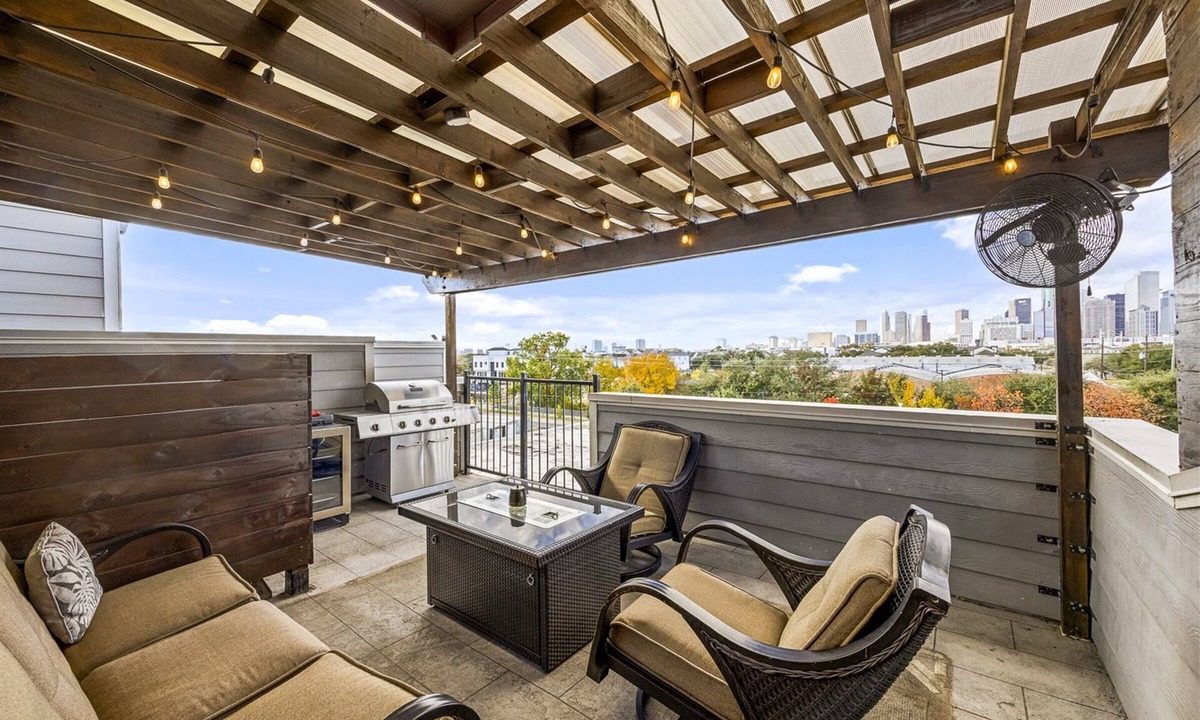 East Downtown Houston House | Rooftop EaDo Nr Downtown | Yard BBQ Games WiFi