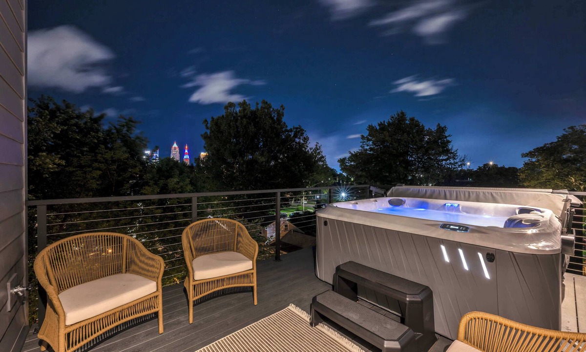 Tremont Condo | Rooftop Hot Tub Cleveland Condo | Sauna + Garage