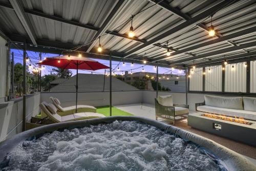 Alamitos Beach House | Rooftop Hot tub & Firepit Lounge - BBQ - EV Charger
