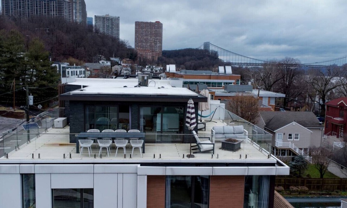 Edgewater Apartment | Rooftop Patio with Skyline Views/ King Beds!